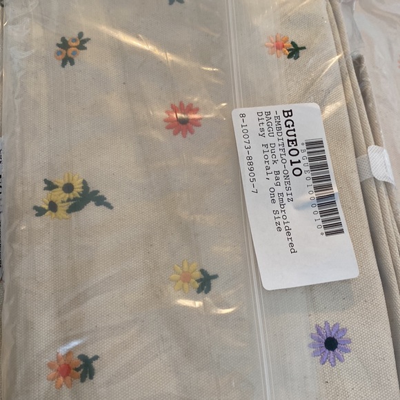 NWT BAGGU EMBROIDERED DITSY FLORAL Duck Bag bvr - Picture 4 of 4